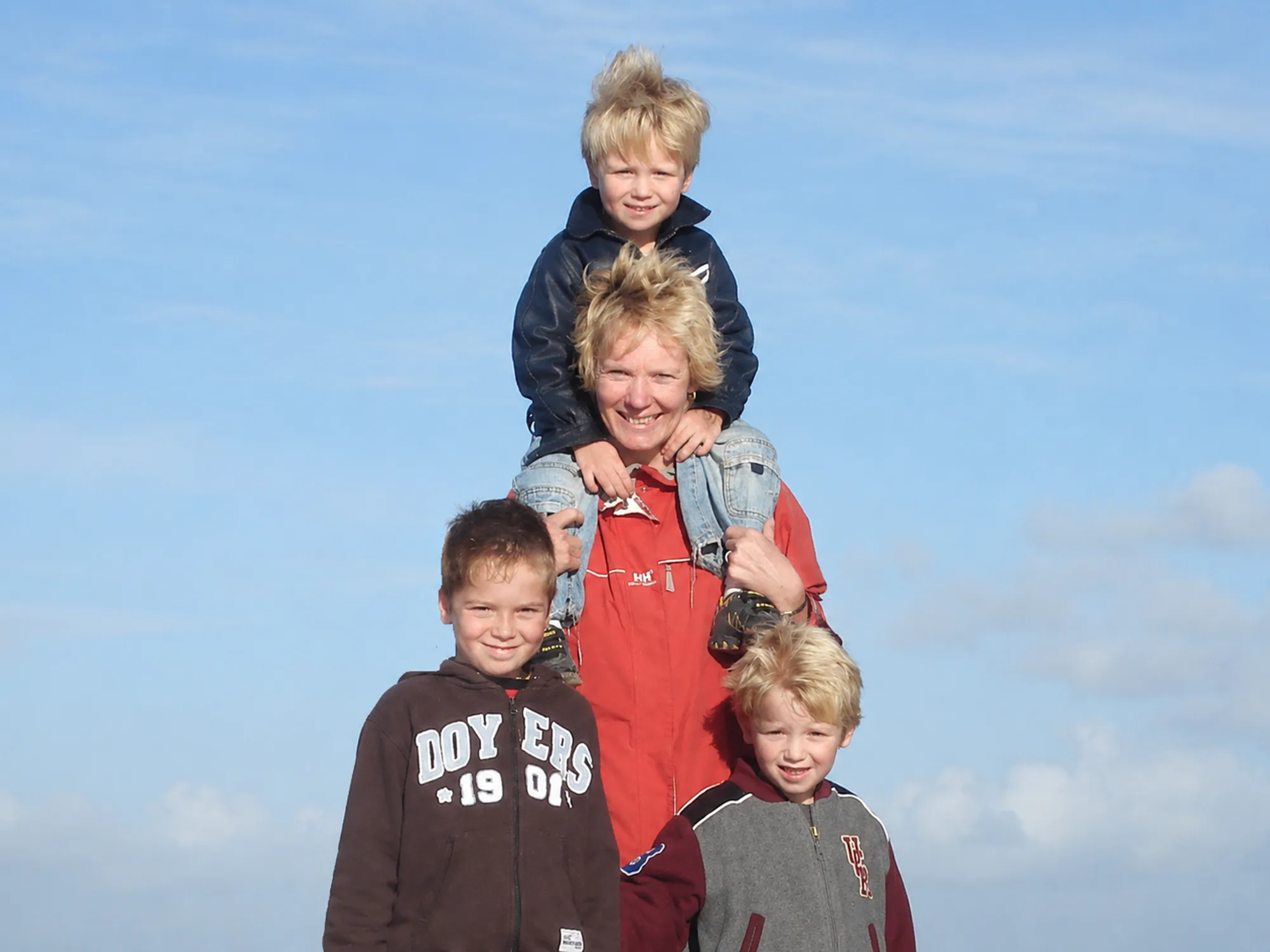 Een lange, lege gang in een ministerieel kantoorgebouw met natuurlijk licht door hoge ramen.